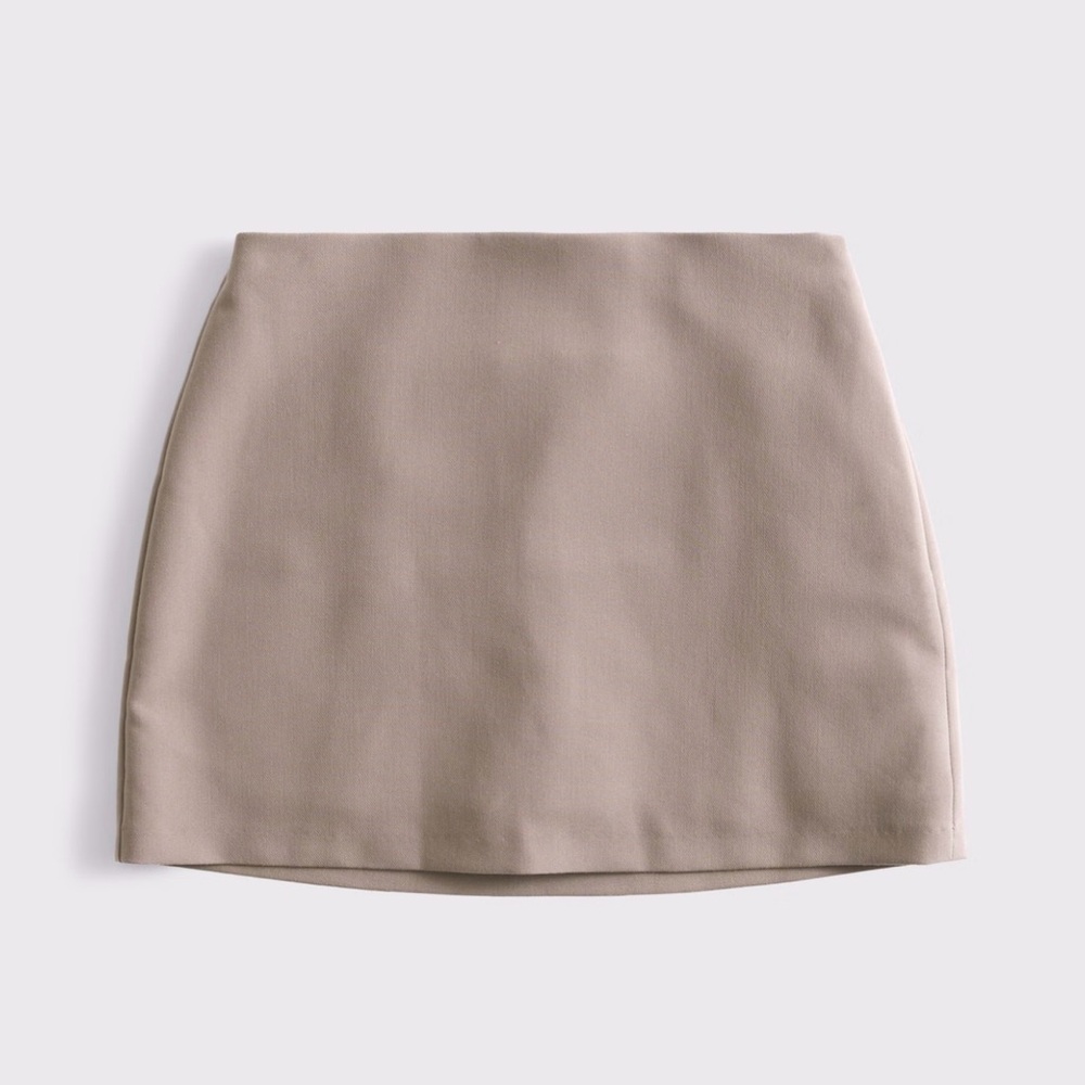 A&F Scarlett Mini Skort

Never worn 
Size medium 
Color Deep Taupe